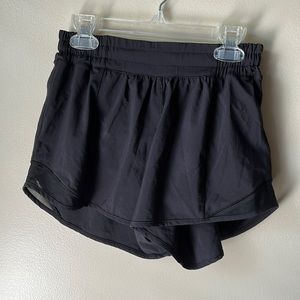 Lululemon Hotty Hot Low-Rise Lined Short. Size 4